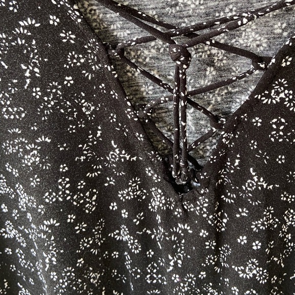 Well Loved Old Navy Sz-L Black w/Tiny White Printed Flowers, Slight High-Low Hem - Picture 5 of 16